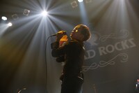 LACCO TOWERの松川ケイスケ（Vo）。（撮影：山本倫子）