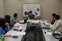 ハマ・オカモトが出席して行われた宣伝会議の様子。