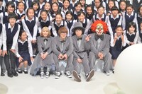 今週の人気画像7位は「SEKAI NO OWARIが中学生に贈る『プレゼント』の真意、Nコン特番放送」より、中学生たちと集合写真を撮るSEKAI NO OWARI。（写真提供：NHK）