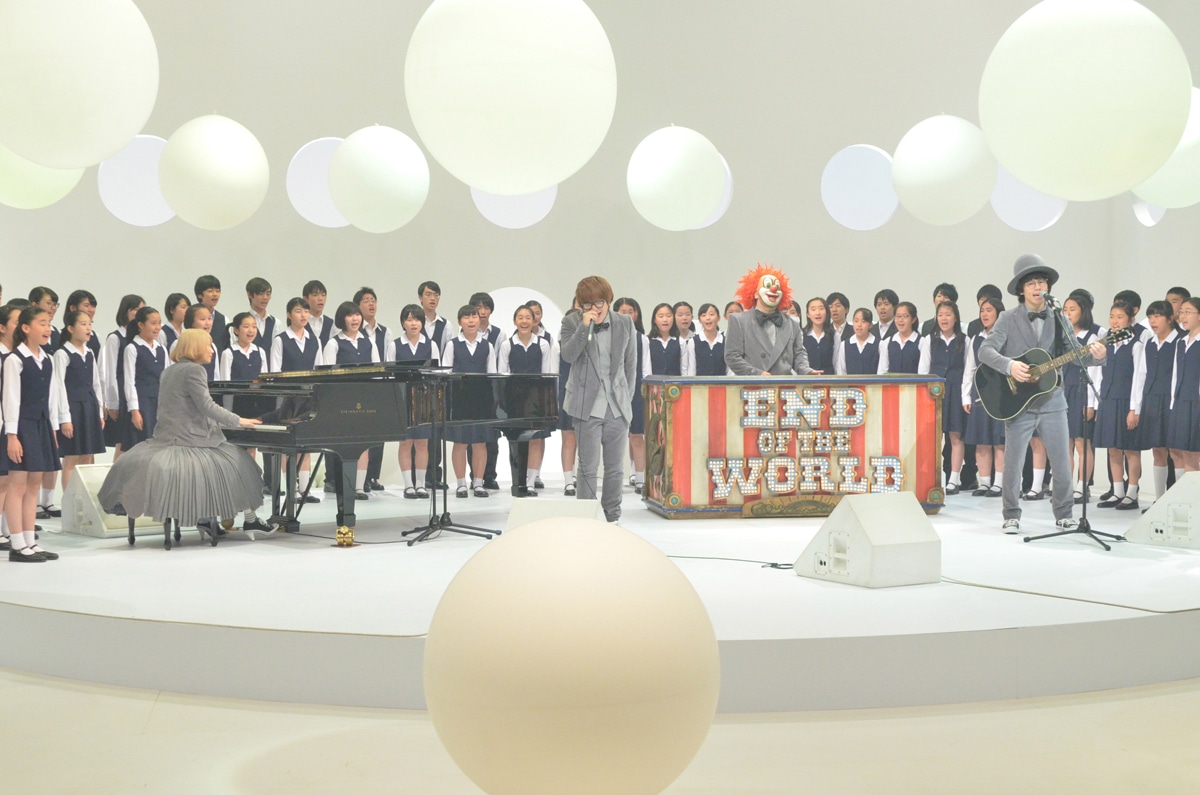 今週の人気画像5位は「SEKAI NO OWARIが中学生に贈る『プレゼント』の真意、Nコン特番放送」より、SEKAI NO OWARIと中学生たちによる合唱シーン。（写真提供：NHK）