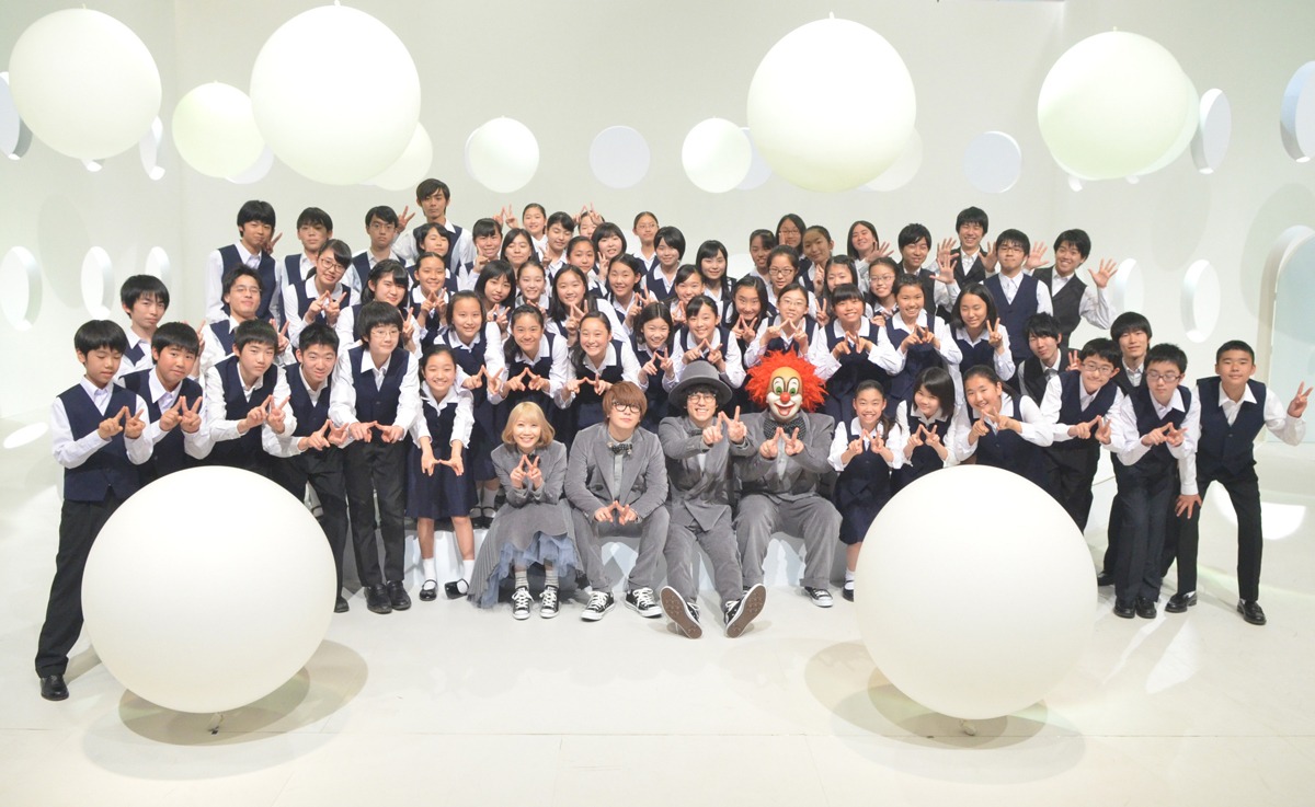 今週の人気画像2位は「SEKAI NO OWARIが中学生に贈る『プレゼント』の真意、Nコン特番放送」より、SEKAI NO OWARIと中学生による集合写真。（写真提供：NHK）