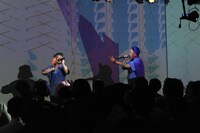 サ上と中江「ビールとジュース」発売記念イベント「続・青春の幕開け」の様子。