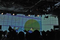 サ上と中江「ビールとジュース」発売記念イベント「続・青春の幕開け」の様子。