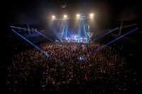 「SPYAIR LIVE 2015“ROCKIN OUT”」ファイナル公演の様子。（撮影：鳥居洋介）