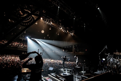 「SPYAIR LIVE 2015“ROCKIN OUT”」ファイナル公演の様子。（撮影：鳥居洋介）