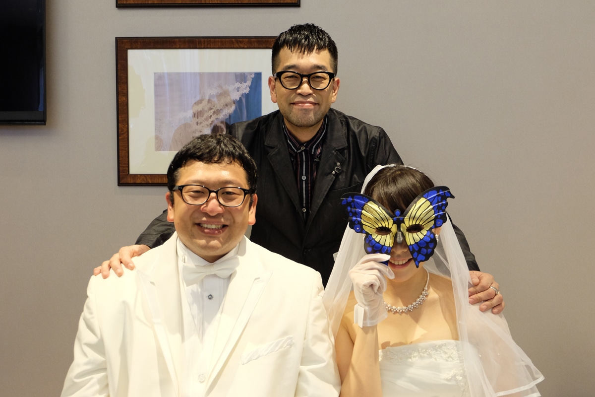 左からチャンカワイ、槇原敬之、チャンカワイの妻である一般女性。