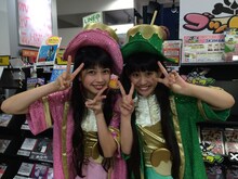 HMVグランフロント大阪に2人で登場した彩木咲良（左）と根岸可蓮（右）の“さくれん”コンビ。（写真提供：SDR）