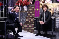 今週の人気画像10位は「access貴水博之を有吉弘行が絶賛『面白いおじさん発見した！』」より、左から有吉弘行、貴水博之。(c)日本テレビ