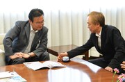 左から石森孝志八王子市長とイノウエアツシ（Vo / ニューロティカ）。