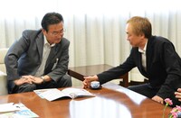 左から石森孝志八王子市長とイノウエアツシ（Vo / ニューロティカ）。
