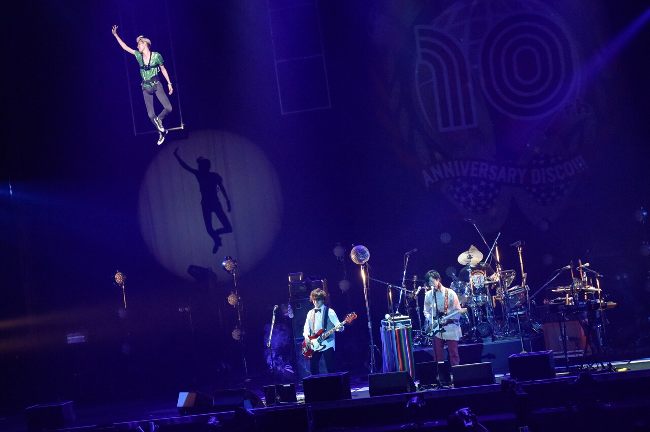 「Baby, Baby, Baby」を披露するthe telephones。（Photo by Kazumichi Kokei）