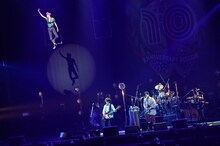 「Baby, Baby, Baby」を披露するthe telephones。（Photo by Kazumichi Kokei）