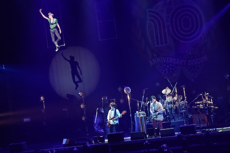 「Baby, Baby, Baby」を披露するthe telephones。（Photo by Kazumichi Kokei）