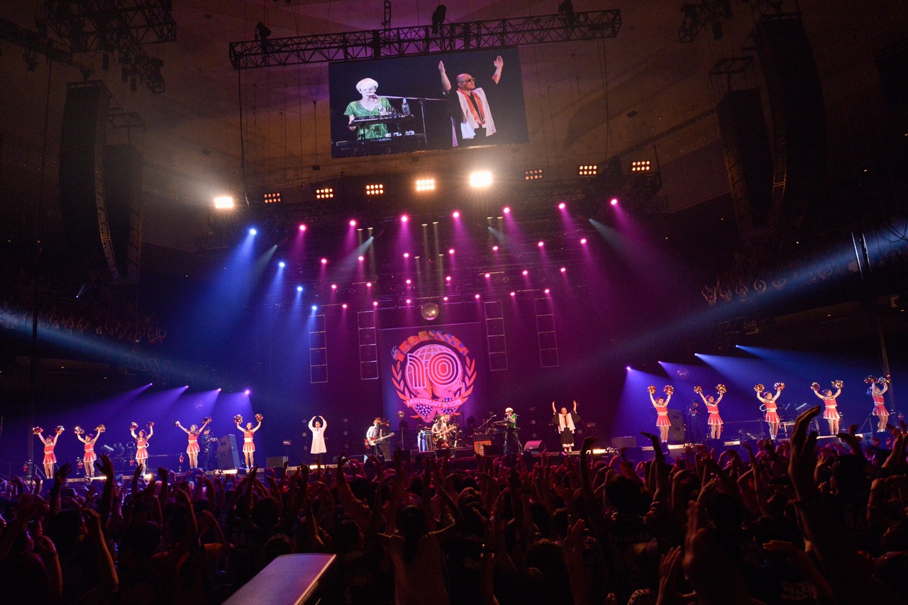 10人のチアガール、医者、和尚と「A A U U O O O」をパフォーマンスするthe telephones。（Photo by Kazumichi Kokei）