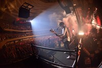 「I Hate DISCOOOOOOO!!!」の曲中でベースプレイを披露する長島涼平（Ba, Cho）。（Photo by Kazumichi Kokei）