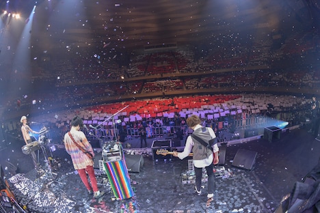 「Odoru～朝が来ても～」の曲中に客席に描かれたコレオグラフ。（Photo by Kazumichi Kokei）