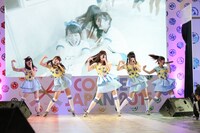 LinQによるライブの様子。（写真提供：ジョブ・ネット）