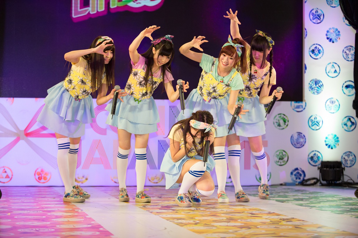 LinQによるライブの様子。（写真提供：ジョブ・ネット）