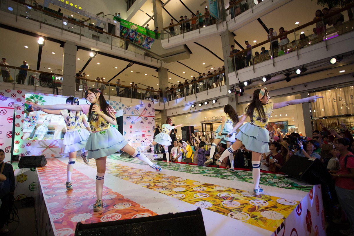 LinQによるライブの様子。（写真提供：ジョブ・ネット）