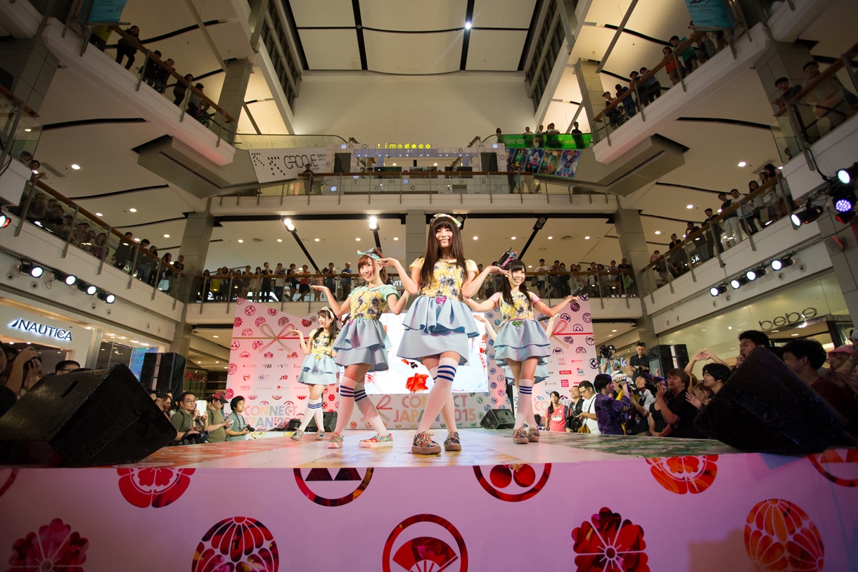 LinQによるライブの様子。（写真提供：ジョブ・ネット）