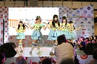 LinQによるライブの様子。（写真提供：ジョブ・ネット）