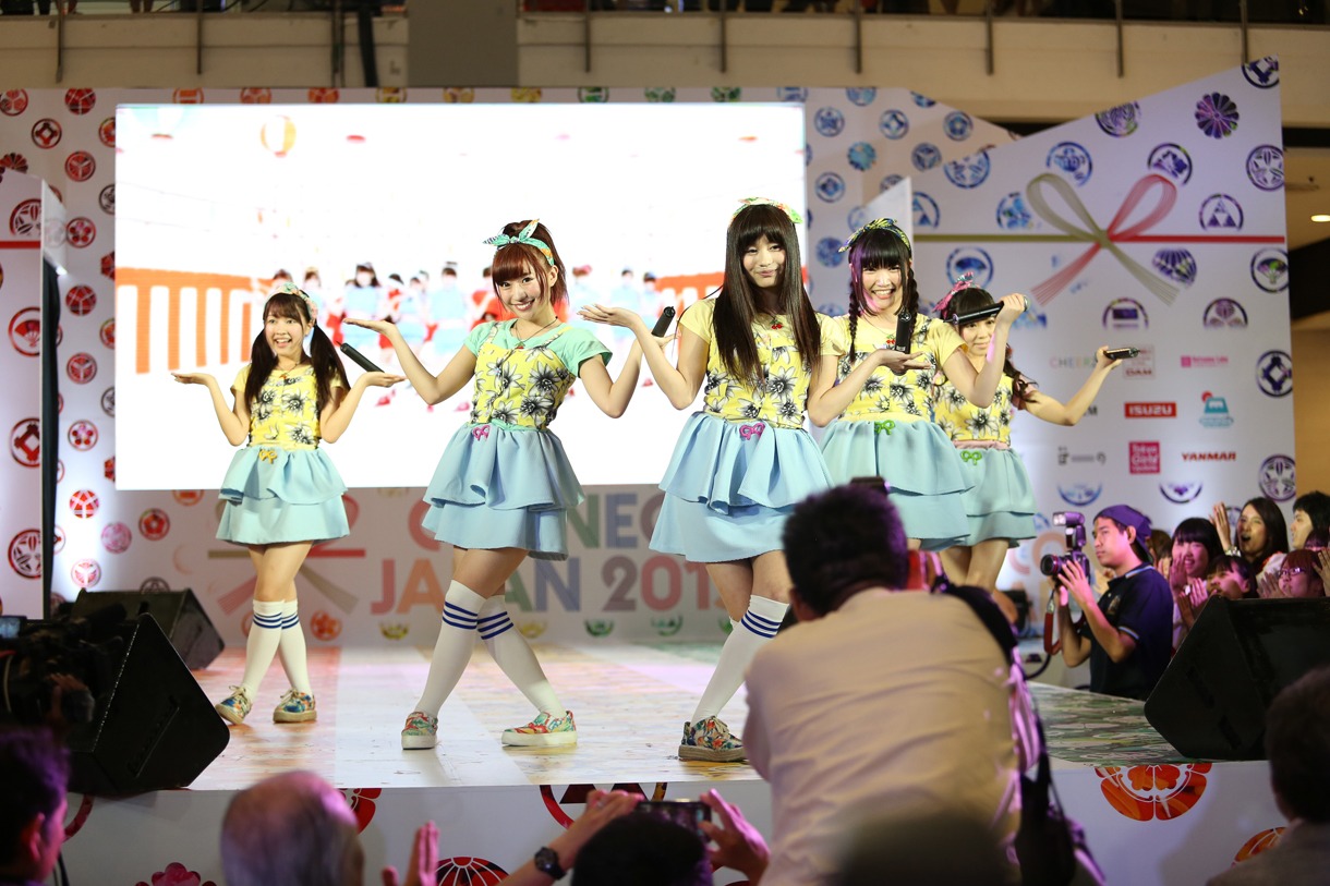 LinQによるライブの様子。（写真提供：ジョブ・ネット）