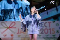 Unaによるライブの様子。（写真提供：アソビシステム）