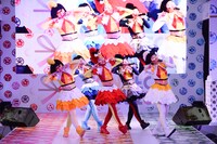 TEMPURA KIDZによるライブの様子。（写真提供：アソビシステム）