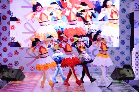 TEMPURA KIDZによるライブの様子。（写真提供：アソビシステム）