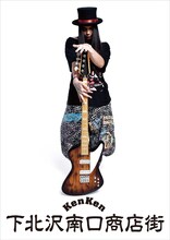 下北沢の町内に飾られるKenKenの街灯フラッグ。