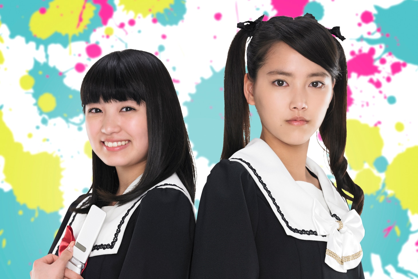 「脳漿炸裂ガール」の主演を務める柏木ひなた（左）と竹富聖花（右）。 (c)2015映画「脳漿炸裂ガール」製作委員会