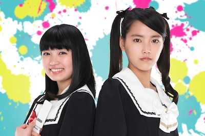 「脳漿炸裂ガール」の主演を務める柏木ひなた（左）と竹富聖花（右）。 (c)2015映画「脳漿炸裂ガール」製作委員会