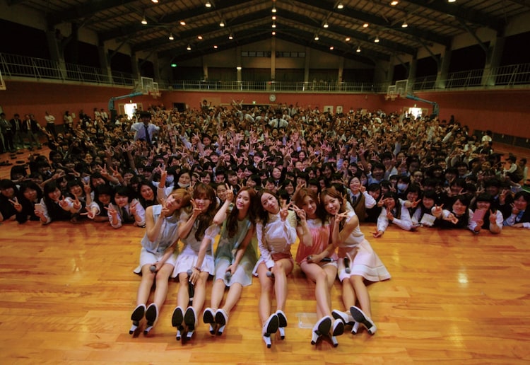 Apink 高校サプライズ訪問で夢に向かう生徒にエール 音楽ナタリー