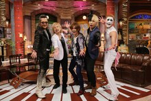 左より石井竜也、ゴールデンボンバー。(c)テレビ朝日