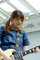 一児のママでLAGOONのギター担当・RINO。（写真提供：ソニー・ミュージックレーベルズ）
