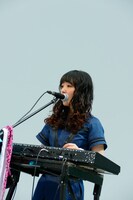 カフェ店員でLAGOONのキーボード担当・YUKINO。（写真提供：ソニー・ミュージックレーベルズ）