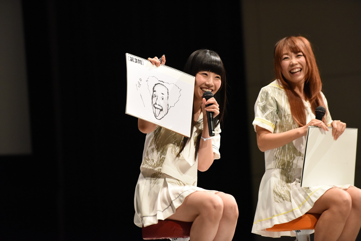 アインシュタインの髪の毛を描き足す相沢梨紗。