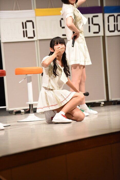 クラーク博士像のポーズを実演するクイズでしゃがんでしまいばつが悪そうな古川未鈴。