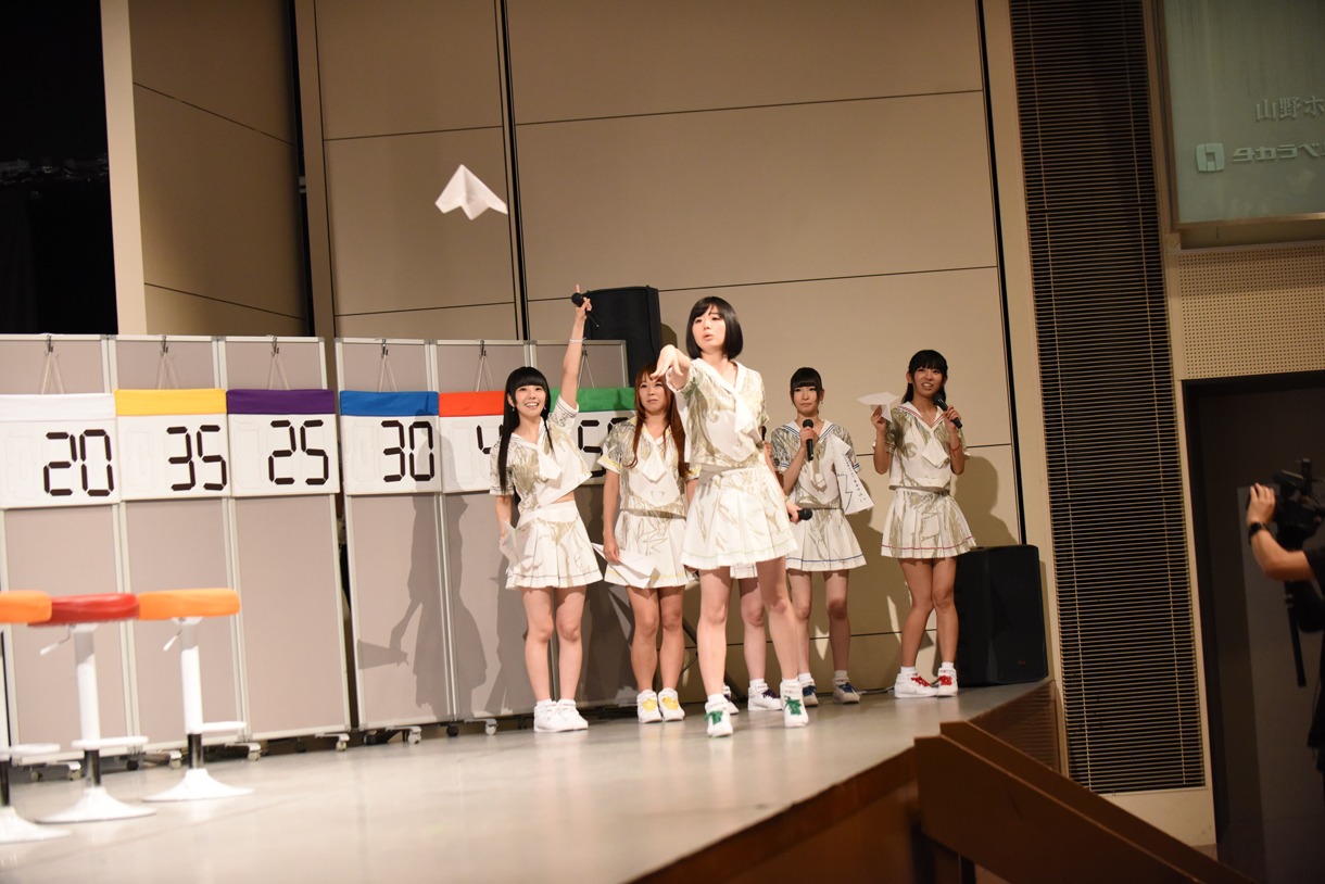 紙飛行機を飛ばす夢眠ねむ。
