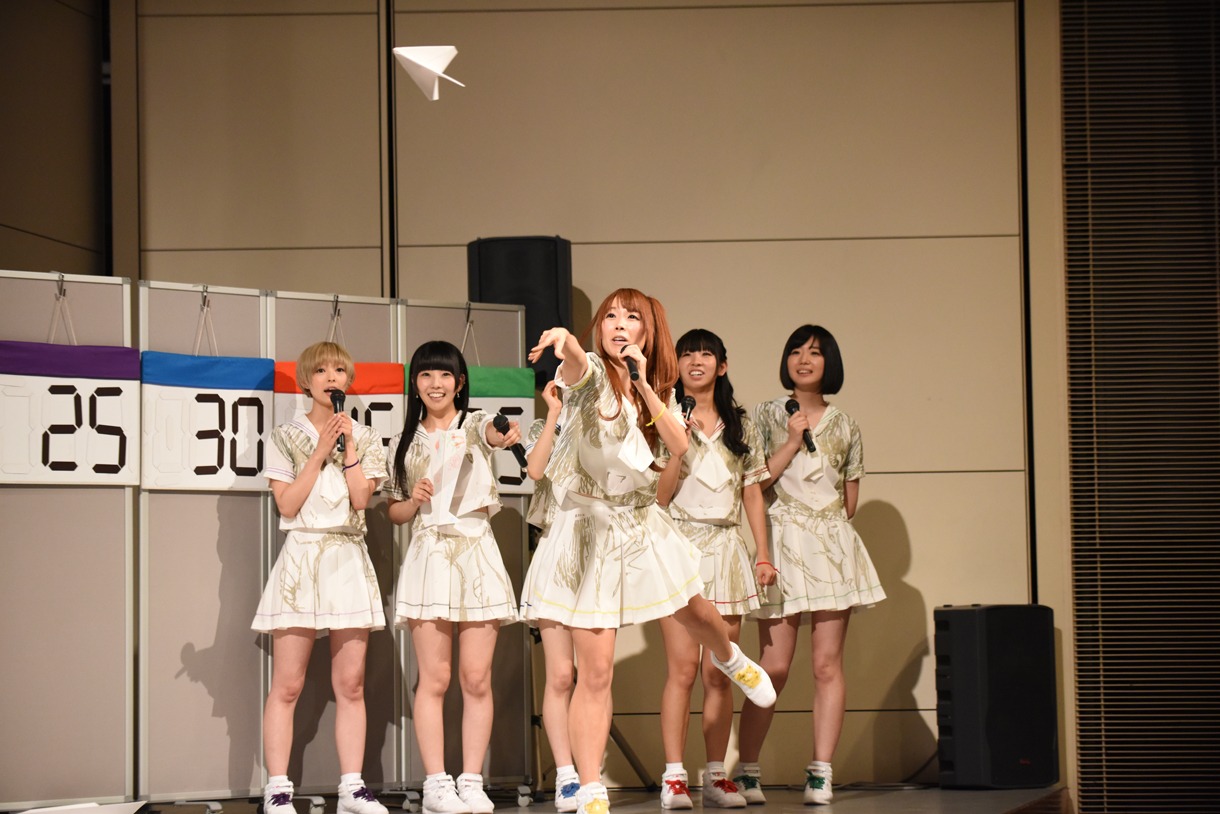 紙飛行機を飛ばす成瀬瑛美。