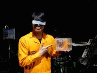 「HEN 愛 LET'S GO! 2 ～ウルトラ怪獣総進撃～」試作品パッケージを手にするハヤシ。