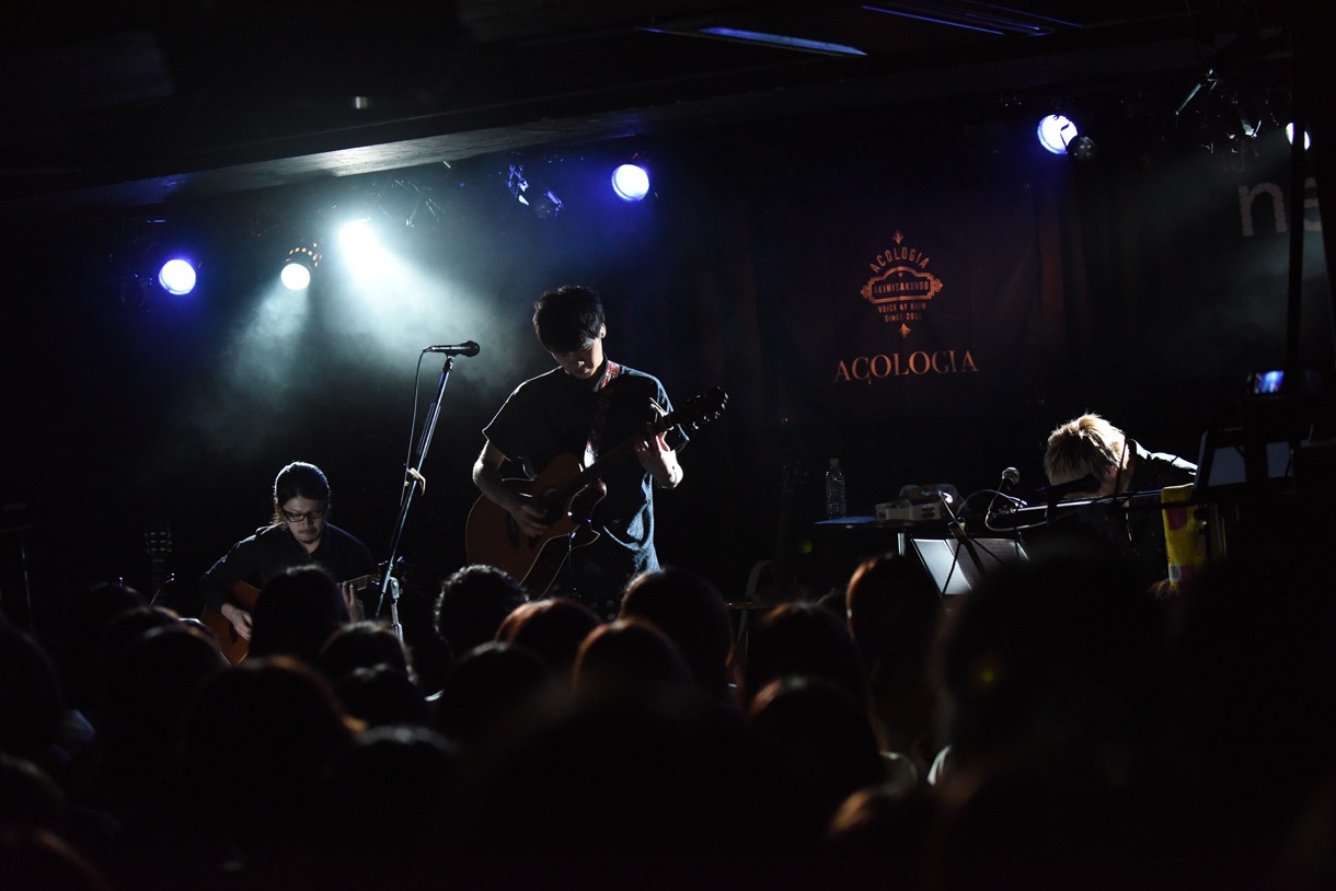 「ACOLOGIA～近藤晃央 MONTHLY ACOUSTIC LIVE～Vol.1」ライブの様子。 （写真提供：レプロエンタテインメント）