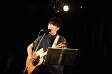 「ACOLOGIA～近藤晃央 MONTHLY ACOUSTIC LIVE～Vol.1」ライブの様子。 （写真提供：レプロエンタテインメント）