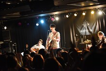 「ACOLOGIA～近藤晃央 MONTHLY ACOUSTIC LIVE～Vol.1」ライブの様子。 （写真提供：レプロエンタテインメント）