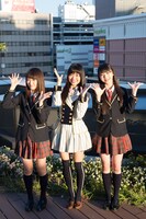 左から西潟茉莉奈、北原里英、荻野由佳。(c)AKS