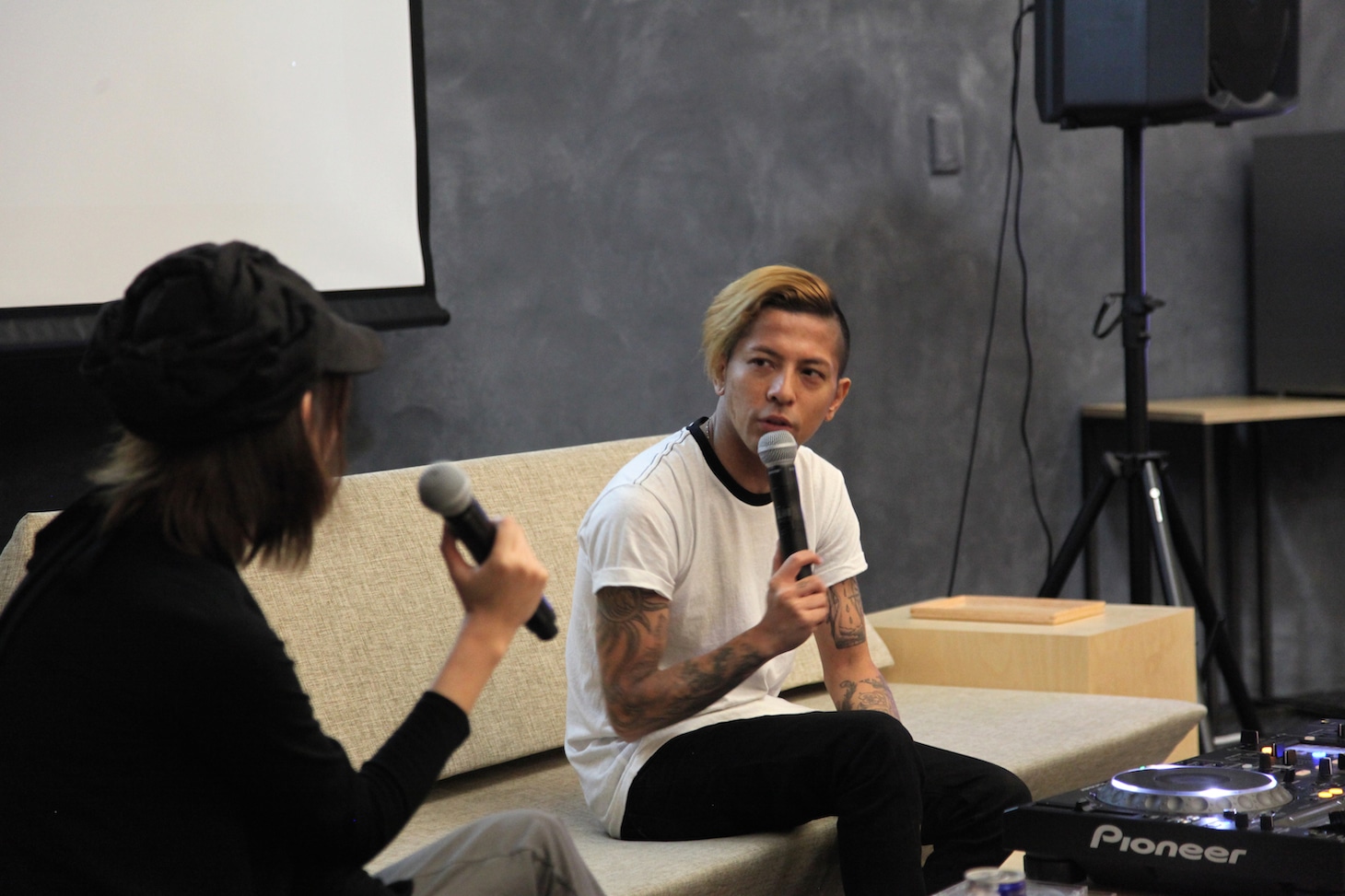 「降谷建志 スペシャル・トークセッション＆爆音先行試聴会」の様子。（写真提供：MUSICA）