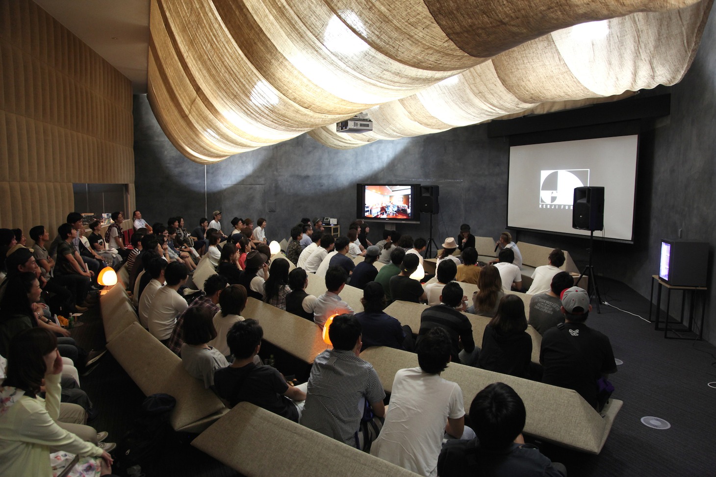 「降谷建志 スペシャル・トークセッション＆爆音先行試聴会」の様子。（写真提供：MUSICA）