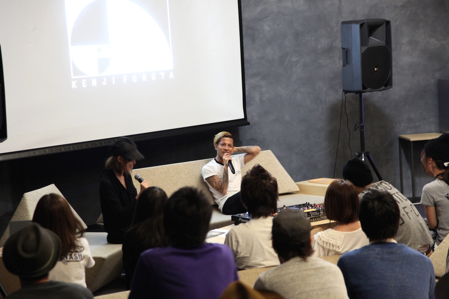 「降谷建志 スペシャル・トークセッション＆爆音先行試聴会」の様子。（写真提供：MUSICA）