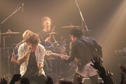 THREE LIGHTS DOWN KINGS「ワンマンツアー2015『ENERGIZER』～伝説のハイエナジー～」ElectricLadyLand公演の様子。（撮影：古川喜隆）