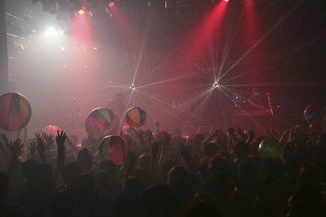 THREE LIGHTS DOWN KINGS「ワンマンツアー2015『ENERGIZER』～伝説のハイエナジー～」ElectricLadyLand公演の様子。（撮影：古川喜隆）